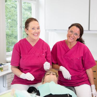 Två tandläkare på Odenplan hjälper en kund