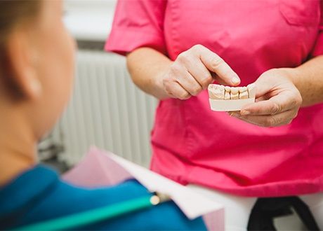 En tandläkare på Odenplan visar hur bra tandvård går till