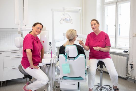 Två tandläkare på Odenplan hjälper en kund